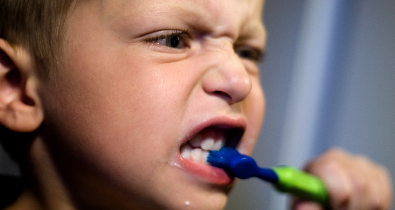 kid teeth brushing